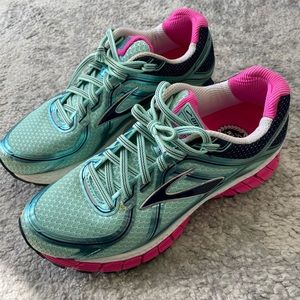 BROOKS- GTS Size 8- Mint & Pink